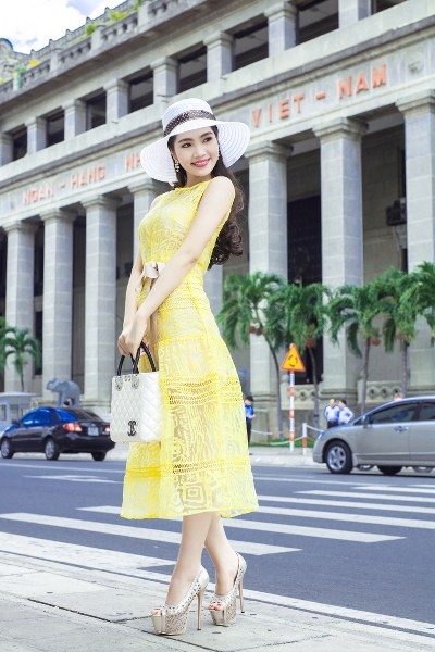 nu-hoang-du-lich-duong-kim-anh-xinh-dep-diu-dang-xuong-pho-giadinhonline.vn 4