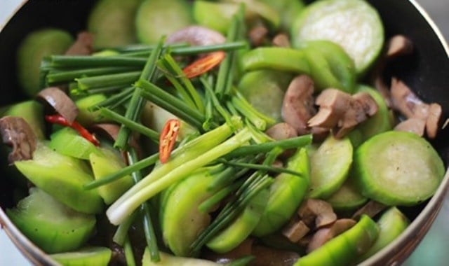 cat-heo-xao-muop-mon-ngon-cho-bua-com-ngay-he--giadinhonline.vn 7