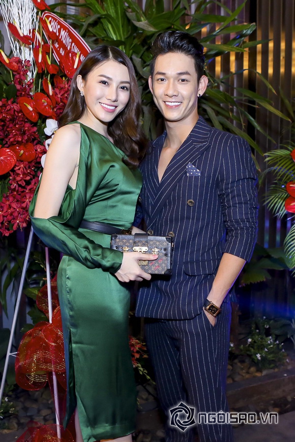 ngoc-trinh-di-xe-sang-khoe-vai-tran-sexy-tai-su-kien-giadinhonline.vn 21