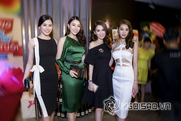 ngoc-trinh-di-xe-sang-khoe-vai-tran-sexy-tai-su-kien-giadinhonline.vn 22