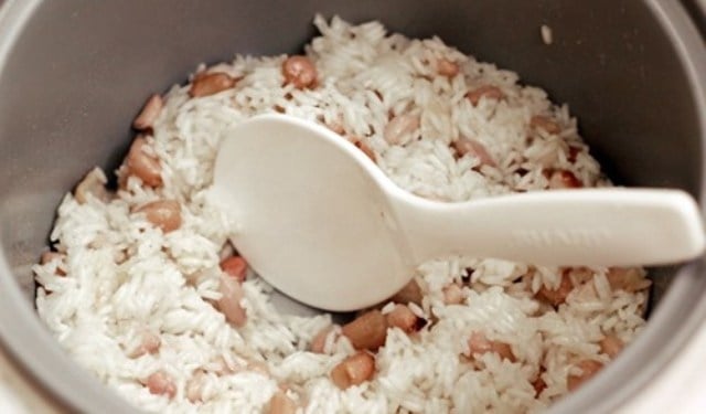 cach-nau-xoi-lac-thom-deo-bang-noi-com-dien--giadinhonline.vn 3