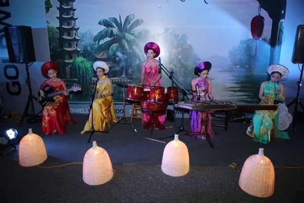 ca-si-sao-mai-an-tuong-voi-ve-ngoai-giong-ngoc-khue-quotchuon-chuon-otquot-giadinhonline.vn 2