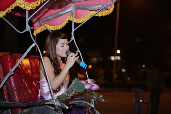ca-si-sao-mai-an-tuong-voi-ve-ngoai-giong-ngoc-khue-quotchuon-chuon-otquot-giadinhonline.vn 5