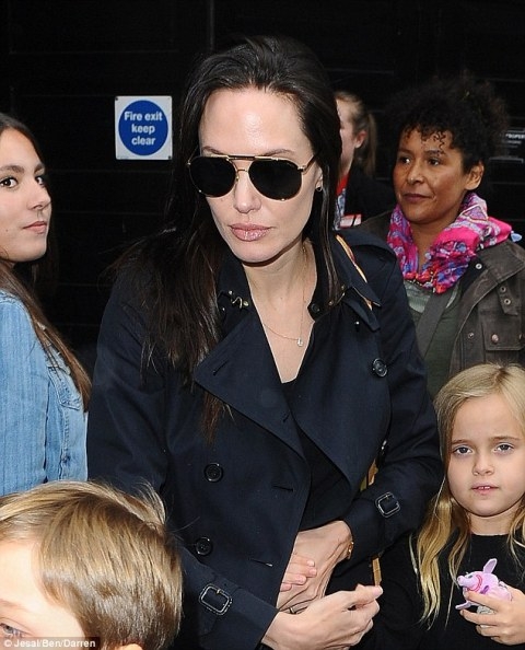angelina-jolie-dua-con-di-xem-nhac-kich--giadinhonline.vn 1