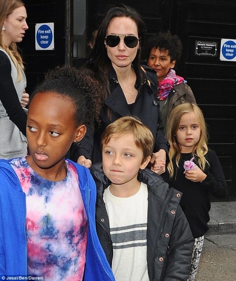 angelina-jolie-dua-con-di-xem-nhac-kich--giadinhonline.vn 2
