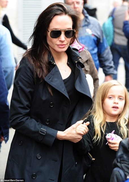 angelina-jolie-dua-con-di-xem-nhac-kich--giadinhonline.vn 8