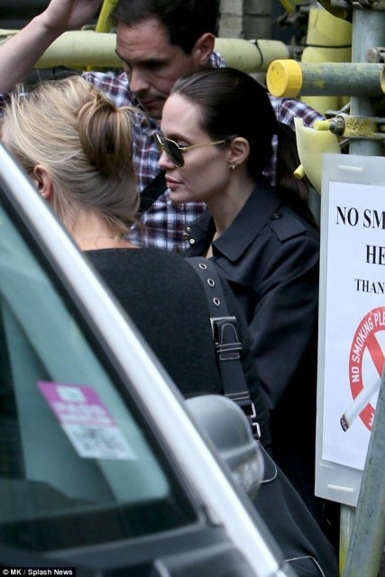 angelina-jolie-dua-con-di-xem-nhac-kich--giadinhonline.vn 10