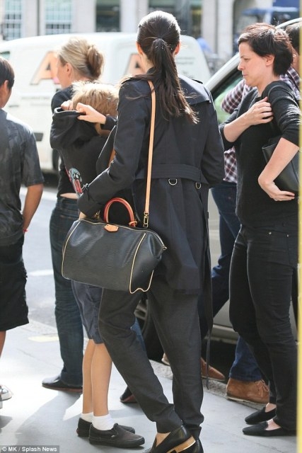 angelina-jolie-dua-con-di-xem-nhac-kich--giadinhonline.vn 12
