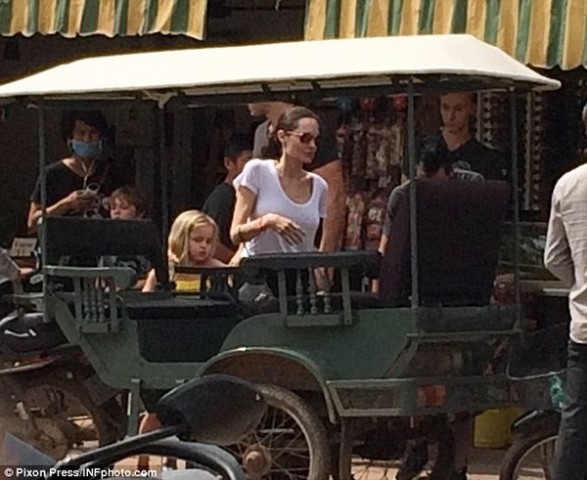 vo-chong-brad-angelina-dua-cac-con-di-dao-cho-o-campuchia--giadinhonline.vn 3