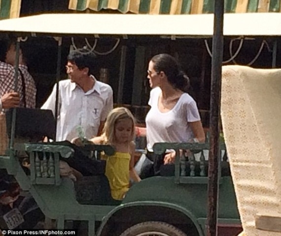 vo-chong-brad-angelina-dua-cac-con-di-dao-cho-o-campuchia--giadinhonline.vn 4