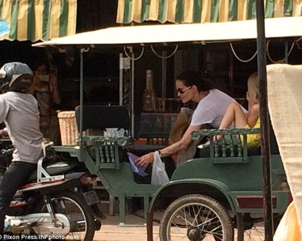 vo-chong-brad-angelina-dua-cac-con-di-dao-cho-o-campuchia--giadinhonline.vn 5