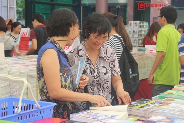 mua-sach-tu-5-nghin-dong-trong-hoi-sach-mua-thu-2015-giadinhonline.vn 3