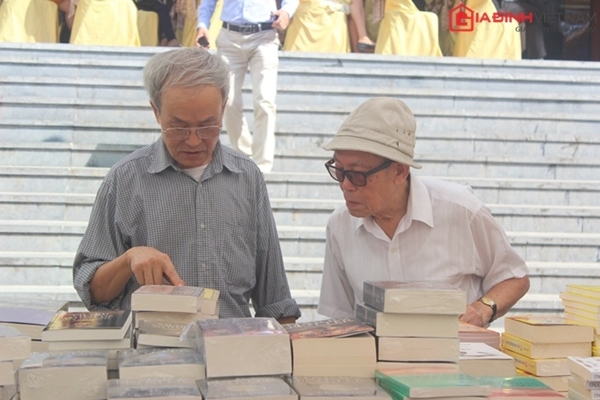 mua-sach-tu-5-nghin-dong-trong-hoi-sach-mua-thu-2015-giadinhonline.vn 9