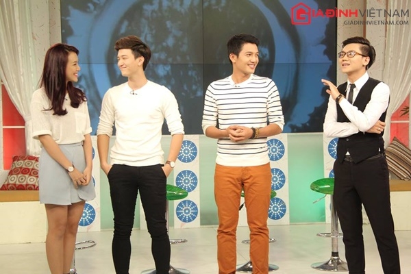 huynh-anh-om-chat-ban-gai-a-hau-hoang-oanh-tren-song-truyen-hinh-giadinhonline.vn 3 huynh-anh-om-chat-ban-gai-a-hau-hoang-oanh-tren-song-truyen-hinh-giadinhonline.vn 3