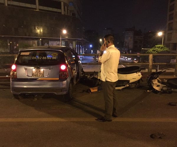 hien-truong-vu-taxi-dam-hang-loat-xe-may-tren-cau-vuot-thai-ha-giadinhonline.vn 3