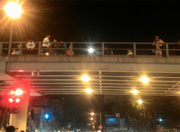 hien-truong-vu-taxi-dam-hang-loat-xe-may-tren-cau-vuot-thai-ha-giadinhonline.vn 4