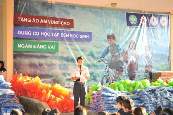 gan-1000-chiec-ao-am-trao-tang-hoc-sinh-vung-cao-ha-giang-giadinhonline.vn 1