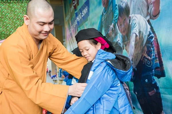 gan-1000-chiec-ao-am-trao-tang-hoc-sinh-vung-cao-ha-giang-giadinhonline.vn 2