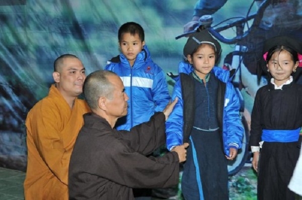 gan-1000-chiec-ao-am-trao-tang-hoc-sinh-vung-cao-ha-giang-giadinhonline.vn 3
