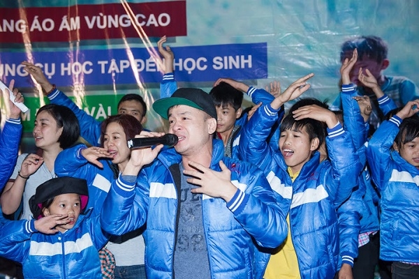 gan-1000-chiec-ao-am-trao-tang-hoc-sinh-vung-cao-ha-giang-giadinhonline.vn 4