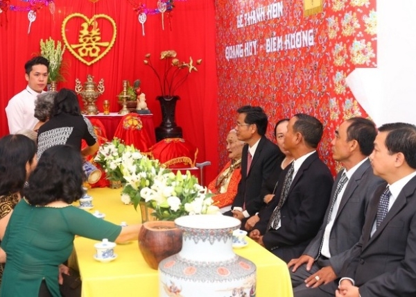 áo-dai-cuoi-thap-nien-90-trong-le-thanh-hon-của-hoa-hau-diem-huong-giadinhonline.vn 7