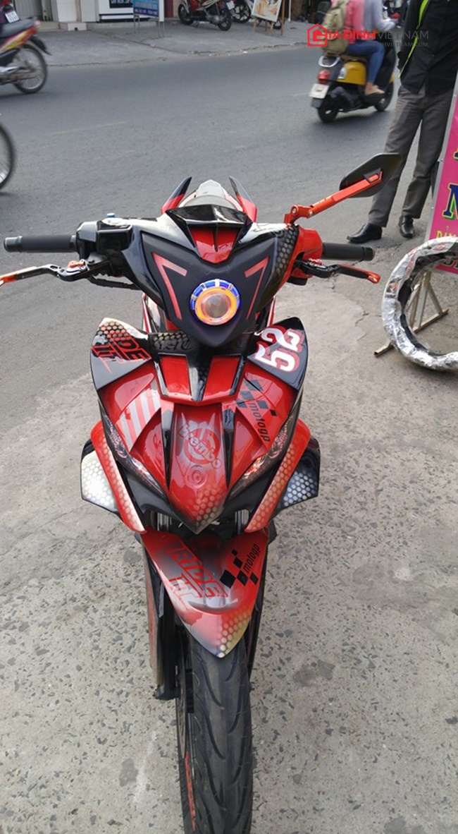 exciter-135-che-mu-cong-phu-voi-mat-na-robot-cuc-ngau-giadinhonline.vn 3