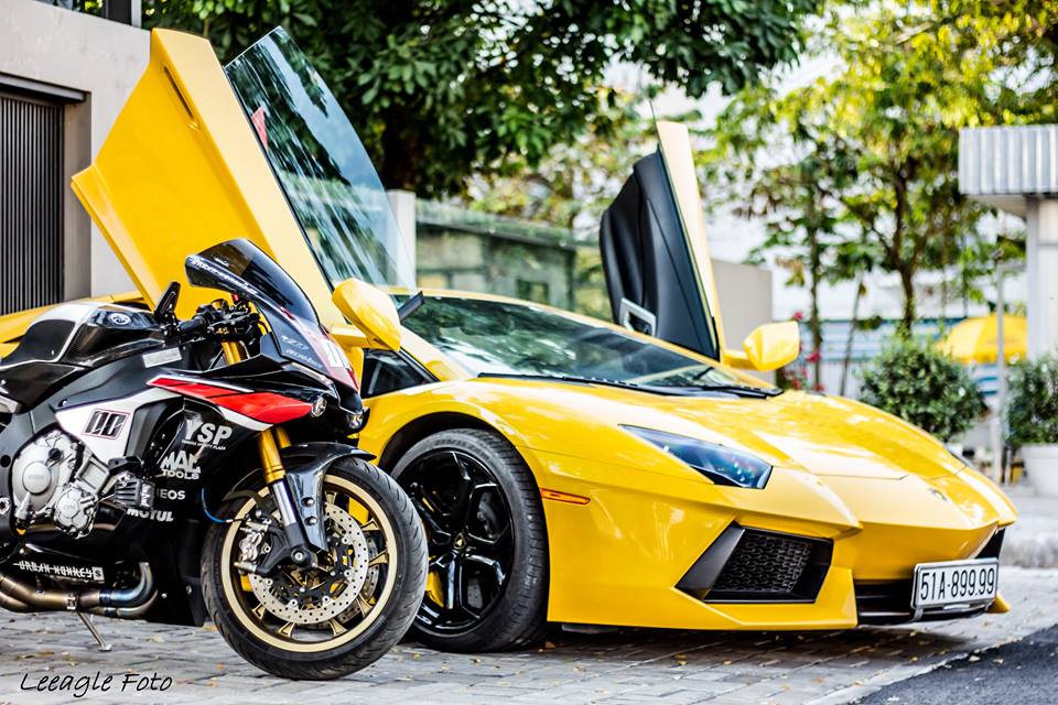 Yamaha R1 đọ dáng cùng Lamborghini Aventador cực chất