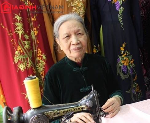 cu-ba-hon-60-nam-quotngam-vao-mauquot-voi-nghe-may-ao-dai-giadinhonline.vn 1