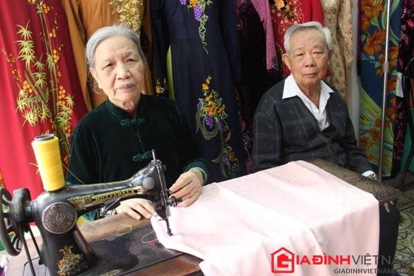 cu-ba-hon-60-nam-quotngam-vao-mauquot-voi-nghe-may-ao-dai-giadinhonline.vn 2