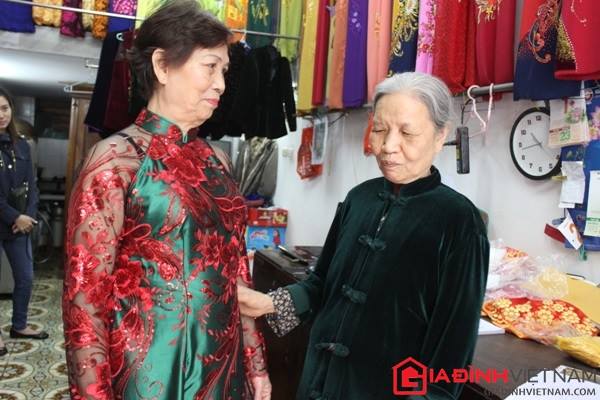 cu-ba-hon-60-nam-quotngam-vao-mauquot-voi-nghe-may-ao-dai-giadinhonline.vn 3