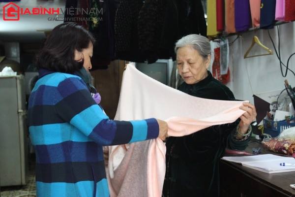 cu-ba-hon-60-nam-quotngam-vao-mauquot-voi-nghe-may-ao-dai-giadinhonline.vn 4
