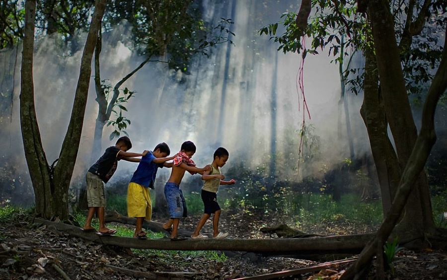 khoanh-khac-binh-di-ma-hanh-phuc-nhat-cua-tre-em-tren-the-gioi-giadinhonline.vn 5