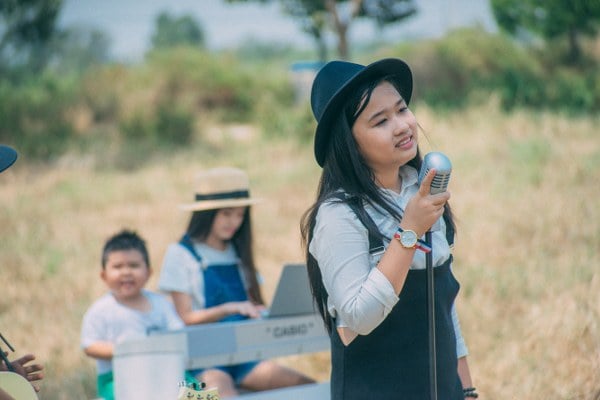 -ca-si-nhi-kim-ngoc-quotlot-xacquot-voi-mv-ba-ke-con-nghe-giadinhonline.vn 2