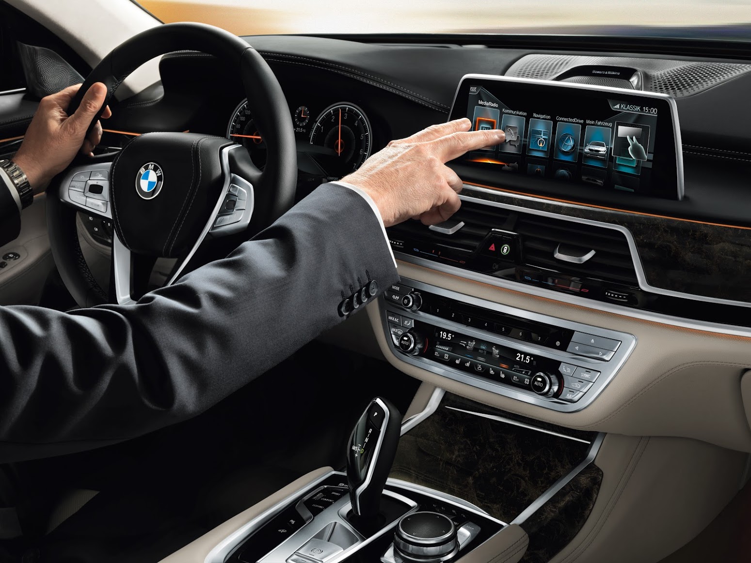  xieu-long -voi-tien-nghi-an-tuong-tren-bmw-750li-7-ty-vua-ra-mat-o-vn-giadinhonline.vn 4