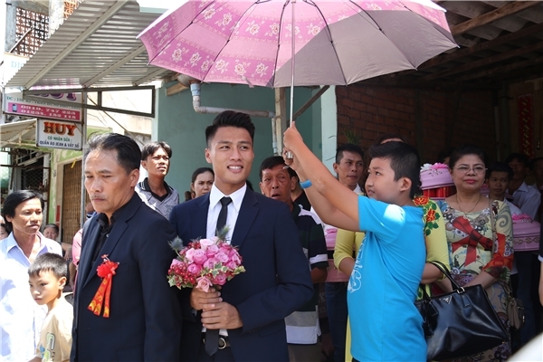 mac-hong-quan-cuoi-tuoi-nhu-hoa-hon-ky-han-truoc-quan-vien-hai-ho-giadinhonline.vn 2
