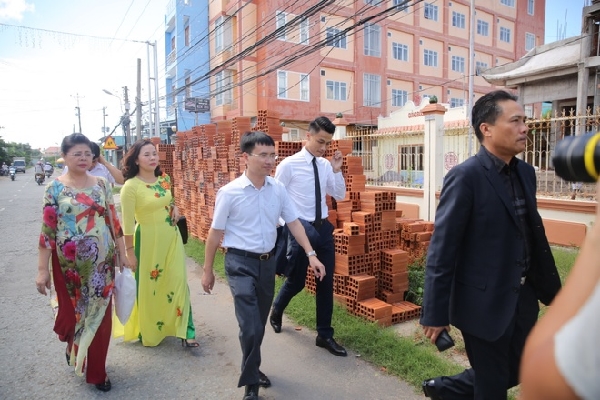 mac-hong-quan-cuoi-tuoi-nhu-hoa-hon-ky-han-truoc-quan-vien-hai-ho-giadinhonline.vn 4