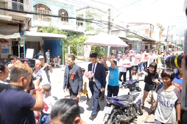 mac-hong-quan-cuoi-tuoi-nhu-hoa-hon-ky-han-truoc-quan-vien-hai-ho-giadinhonline.vn 5