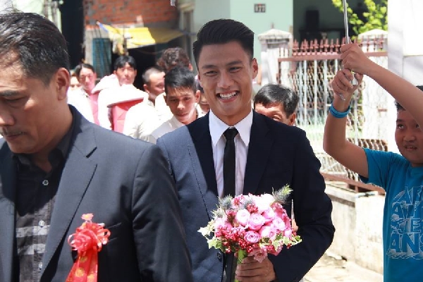 mac-hong-quan-cuoi-tuoi-nhu-hoa-hon-ky-han-truoc-quan-vien-hai-ho-giadinhonline.vn 6