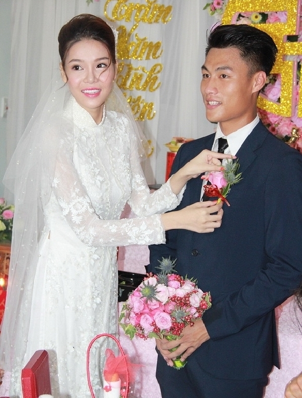 mac-hong-quan-cuoi-tuoi-nhu-hoa-hon-ky-han-truoc-quan-vien-hai-ho-giadinhonline.vn 10