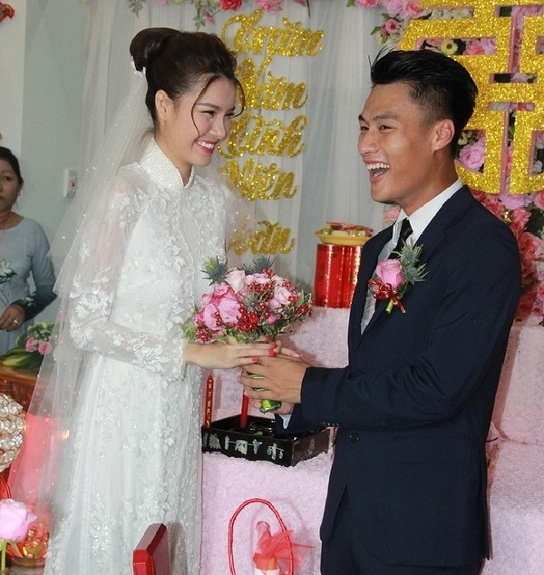 mac-hong-quan-cuoi-tuoi-nhu-hoa-hon-ky-han-truoc-quan-vien-hai-ho-giadinhonline.vn 11