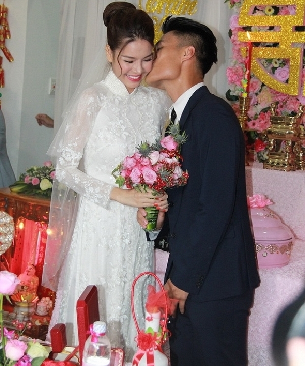 mac-hong-quan-cuoi-tuoi-nhu-hoa-hon-ky-han-truoc-quan-vien-hai-ho-giadinhonline.vn 12