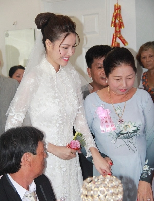 mac-hong-quan-cuoi-tuoi-nhu-hoa-hon-ky-han-truoc-quan-vien-hai-ho-giadinhonline.vn 14