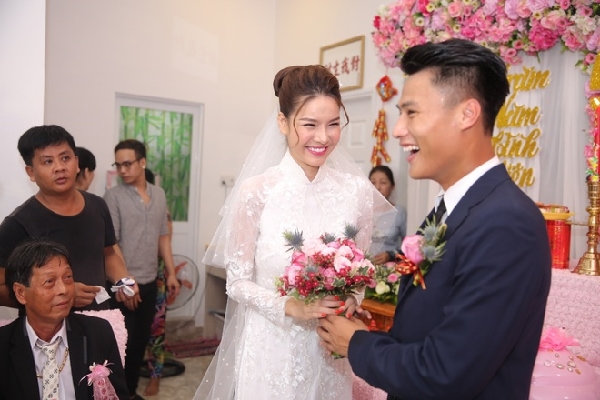 mac-hong-quan-cuoi-tuoi-nhu-hoa-hon-ky-han-truoc-quan-vien-hai-ho-giadinhonline.vn 15