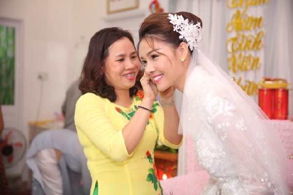 mac-hong-quan-cuoi-tuoi-nhu-hoa-hon-ky-han-truoc-quan-vien-hai-ho-giadinhonline.vn 16