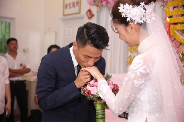 mac-hong-quan-cuoi-tuoi-nhu-hoa-hon-ky-han-truoc-quan-vien-hai-ho-giadinhonline.vn 17