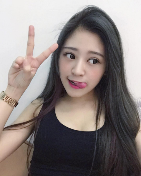nu-y-ta-xinh-nhu-hotgirl-khien-cac-chang-trai-tu-nguyen-xin-duoc-om-giadinhonline.vn 2