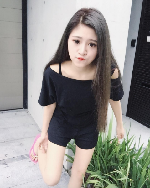nu-y-ta-xinh-nhu-hotgirl-khien-cac-chang-trai-tu-nguyen-xin-duoc-om-giadinhonline.vn 11
