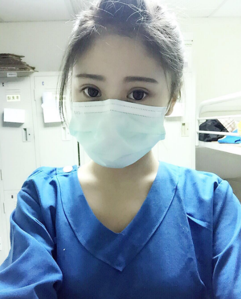 nu-y-ta-xinh-nhu-hotgirl-khien-cac-chang-trai-tu-nguyen-xin-duoc-om-giadinhonline.vn 12