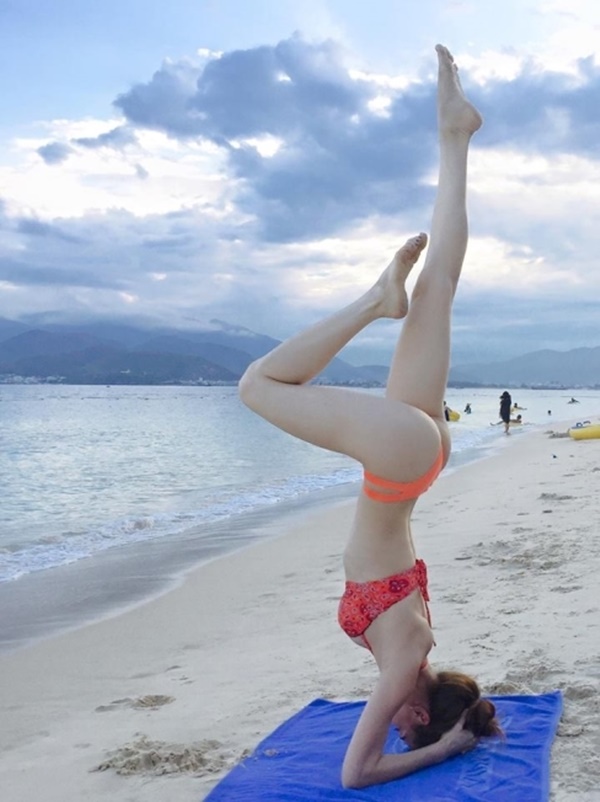 -ho-ngoc-ha-dien-bikini-khoe-tron-than-hinh-nong-bong-tren-bien-giadinhonline.vn 2