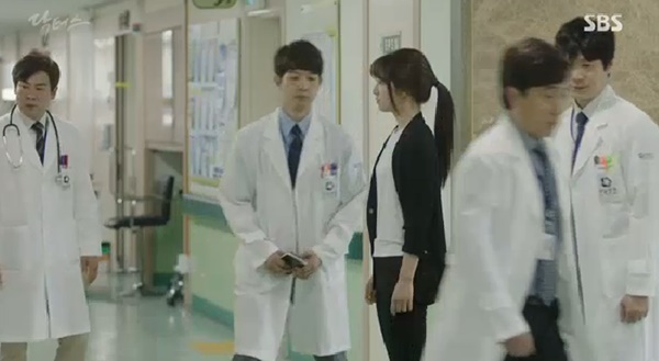 chuyen-tinh-bac-si-tap-3-kim-rae-won-vuot-mat-park-shin-hye-vi…-lo-mot-nhip-giadinhonline.vn 8